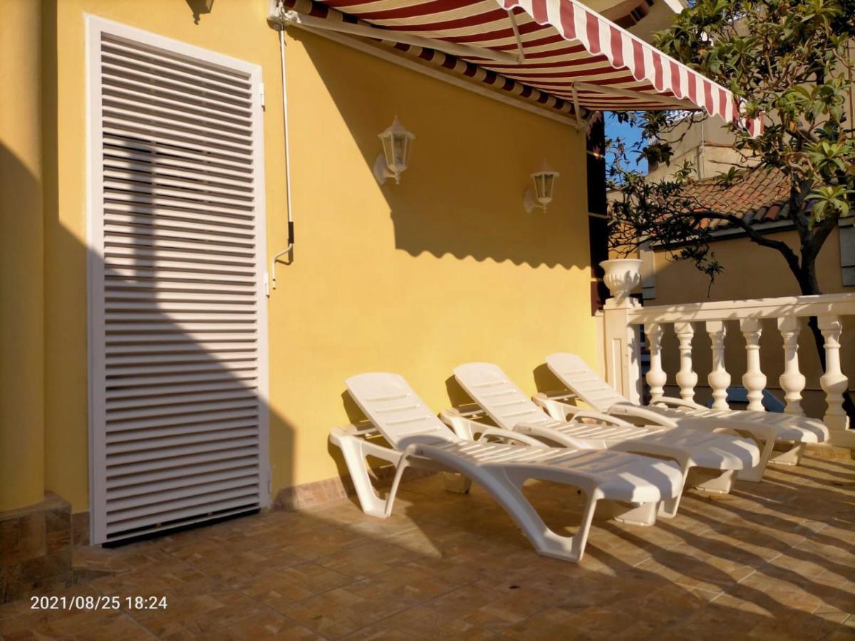 Casa Flores Del Mediterraneo Badalona Exterior foto